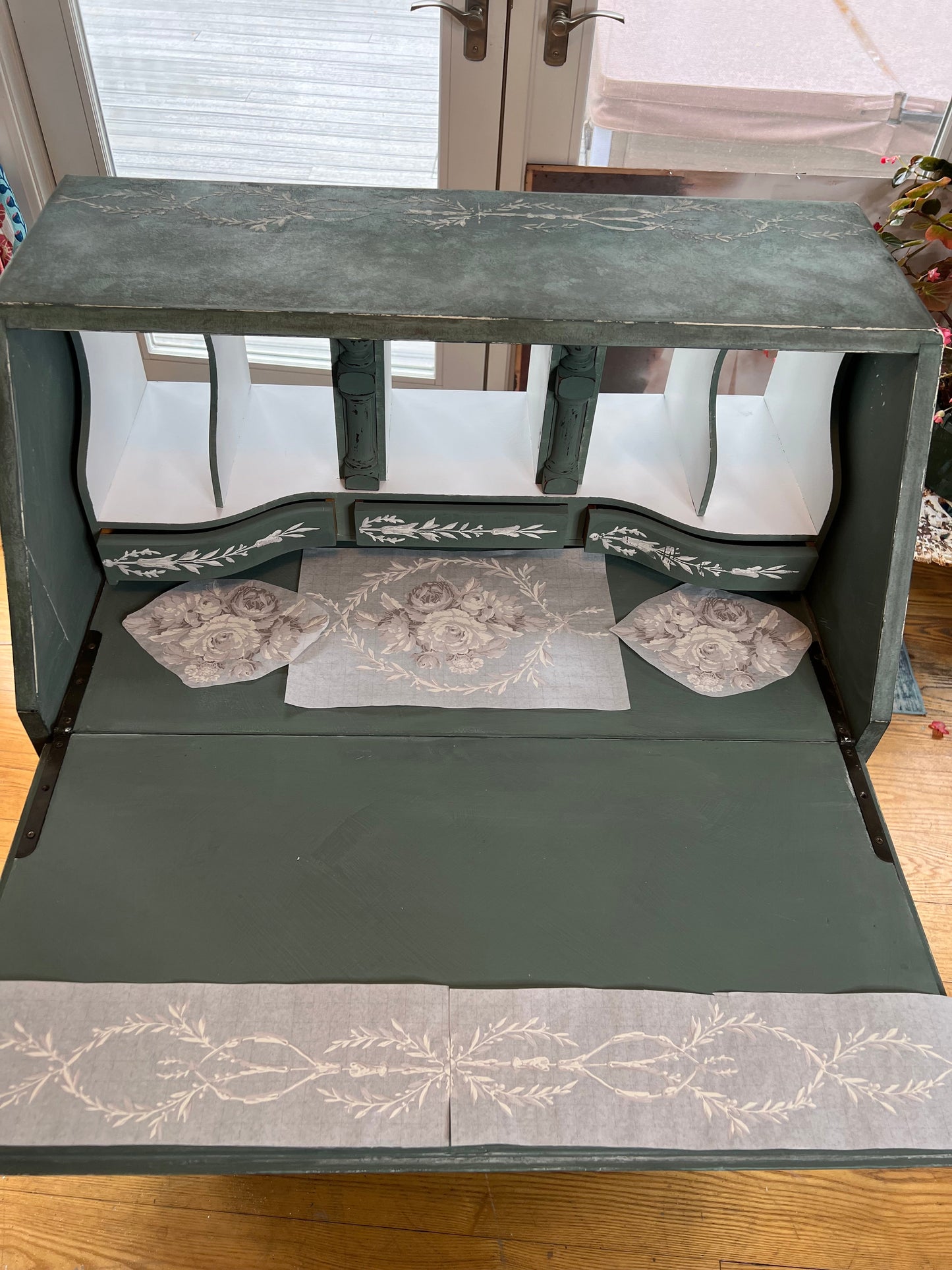 Tromp L’Oeil Laurel