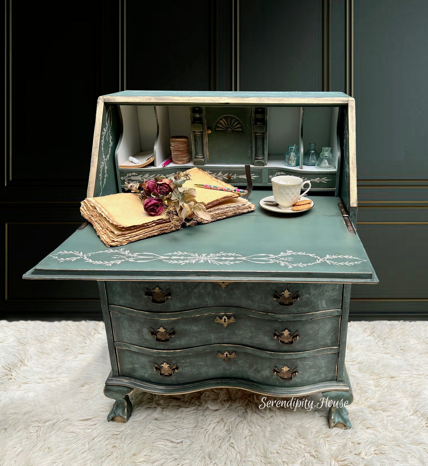 Tromp L’Oeil Laurel